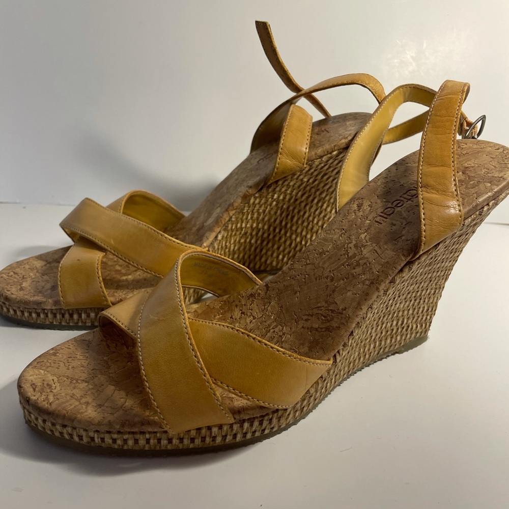 Lê chateau crisscross wedges